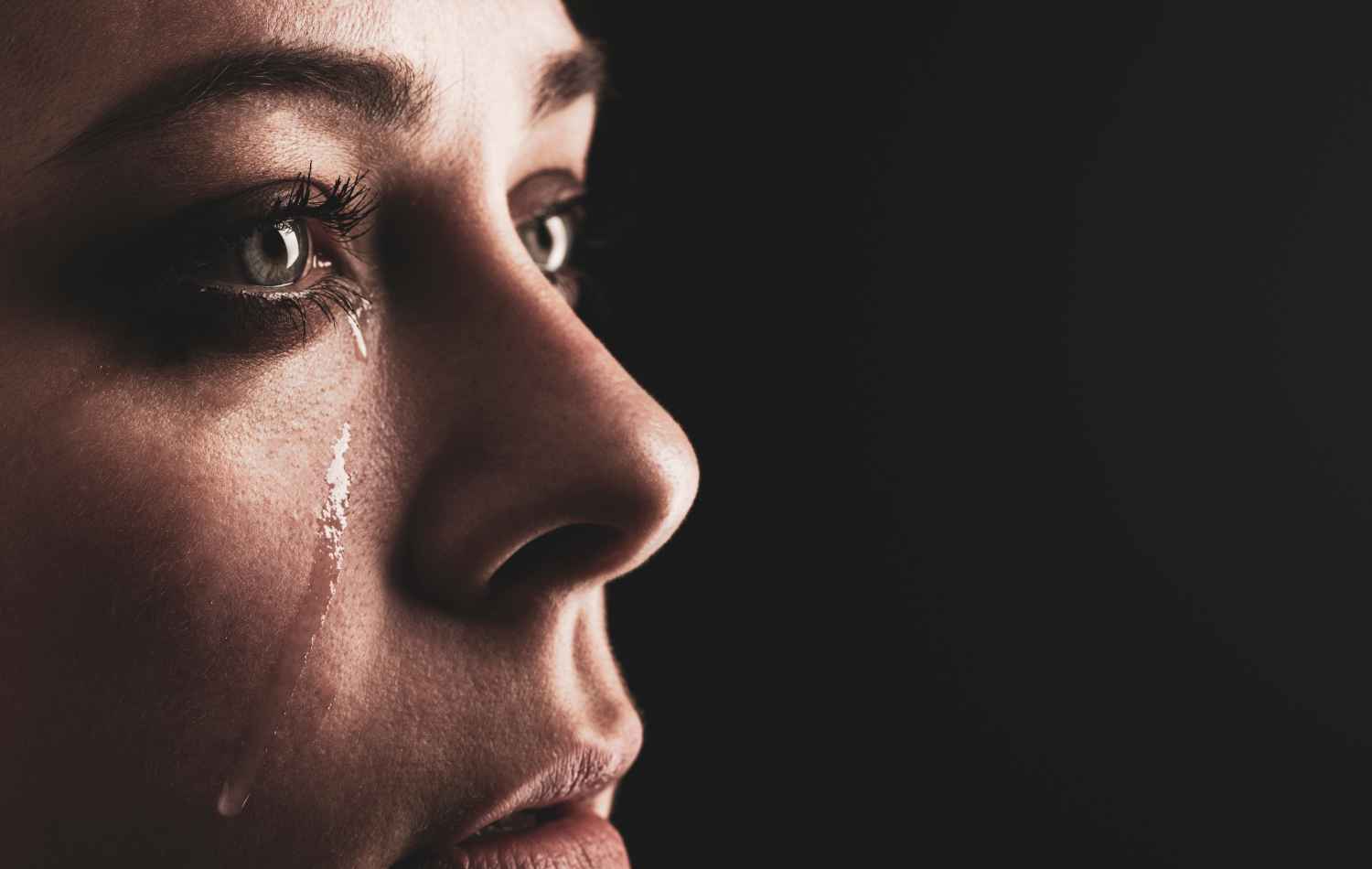כוחה המרפא של הדמעות: התמודדות עם התקפי חרדה באמצעות טיפול בבכי